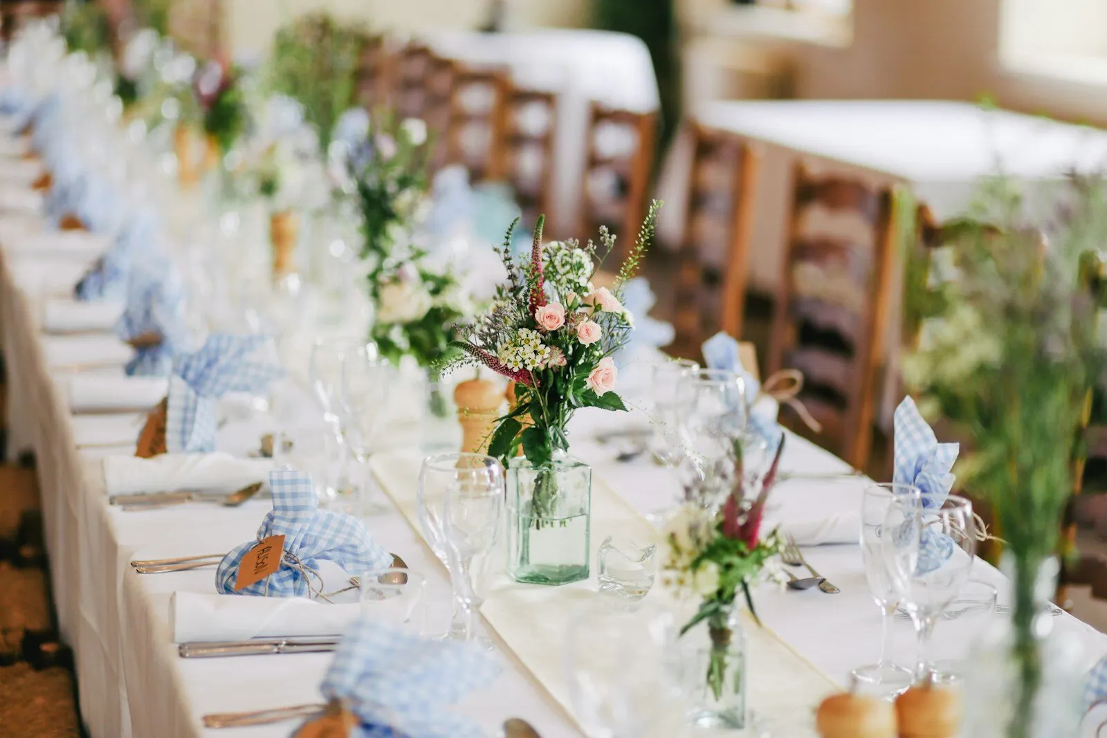 Mesa de boda con velas y decoración elegante